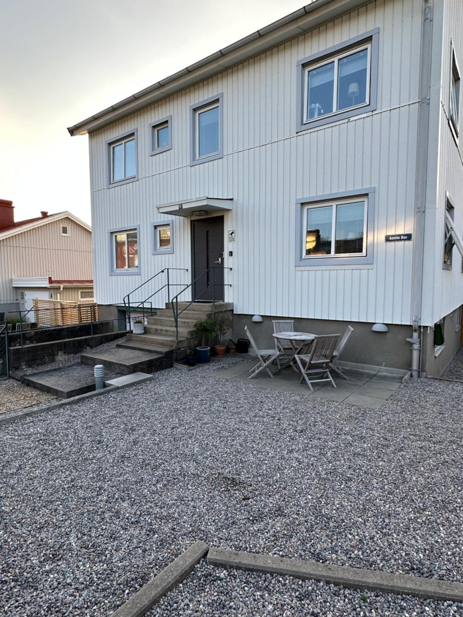 Annies Hus - Very Nice 2 Bedroom Apt Top Floor Stromstad Luaran gambar